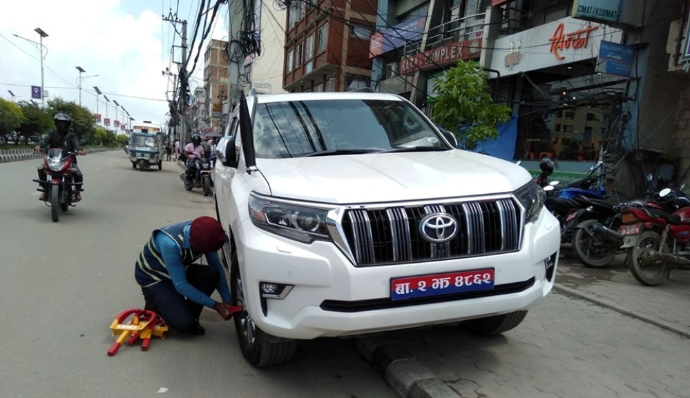 नियम तोडेपछि यातायात मन्त्रीकै गाडी ट्राफिकको कारबाहीमा