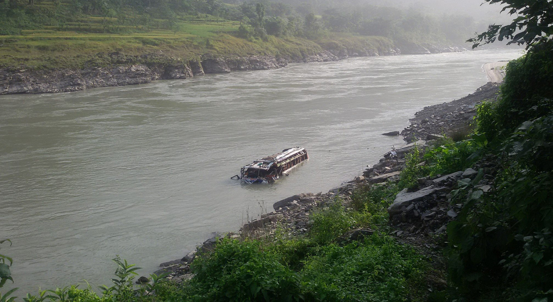 विहानै त्रिशुलीमा बस खस्यो, ३ जनाको मृत्यु, १२ जना घाईते (अपडेट)