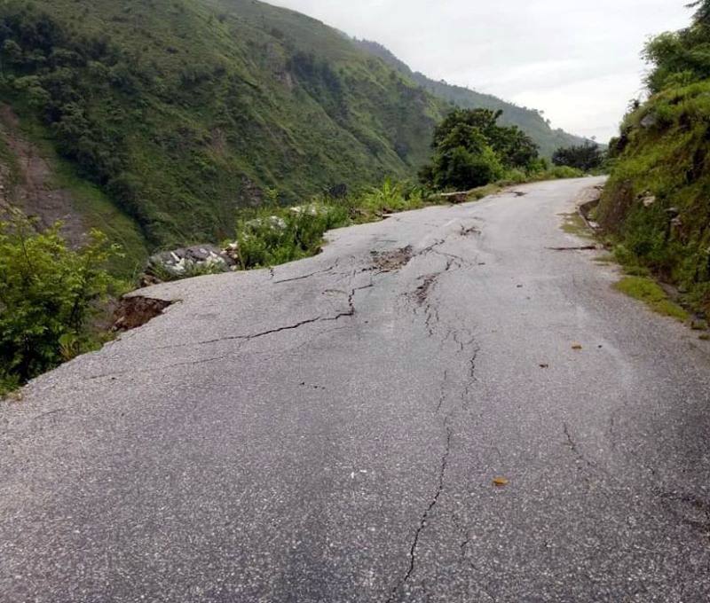 पहिराले सडक भासिँदा यातायात ठप्पः आठ परिवारले घर छाडे