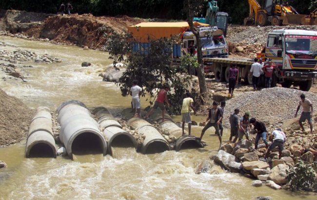 गेर्खु खोलाको ‘डाइभर्सन’ बाढीले बगाउँदा पासाङल्हामु राजमार्ग अवरुद्ध