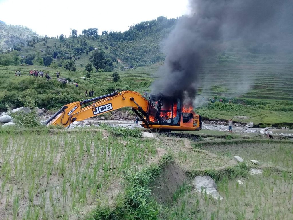 बालुवा निकालेको खाल्डोमा परी २ जनाको मृत्यु, आक्रोशित स्थानीयद्ववारा डोजरमा आगजनी