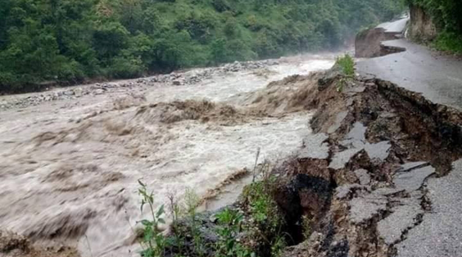 बाढीले अवरुद्ध मध्यपहाडी लोकमार्ग खुलाउन अझै ३ हप्ता लाग्ने