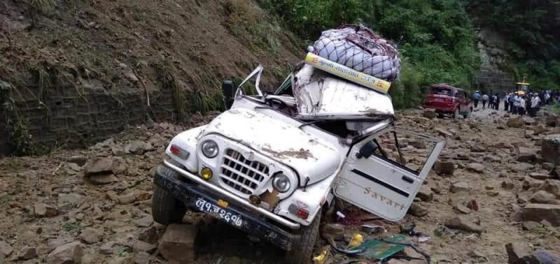 सिद्धबाबामा दुई जीप पुरिए, एक जनाको घटनास्थलमै मृत्यु, सडक अवरुद्ध