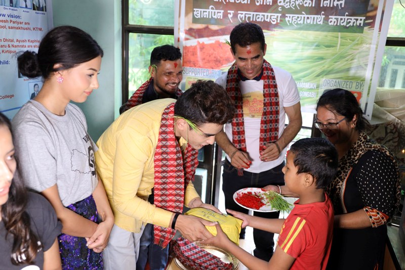 दृष्टिविहिन तथा अनाथ बालबालिकामाझ ‘रातो टीका निधारमा’ टिमले दशैं मनायो