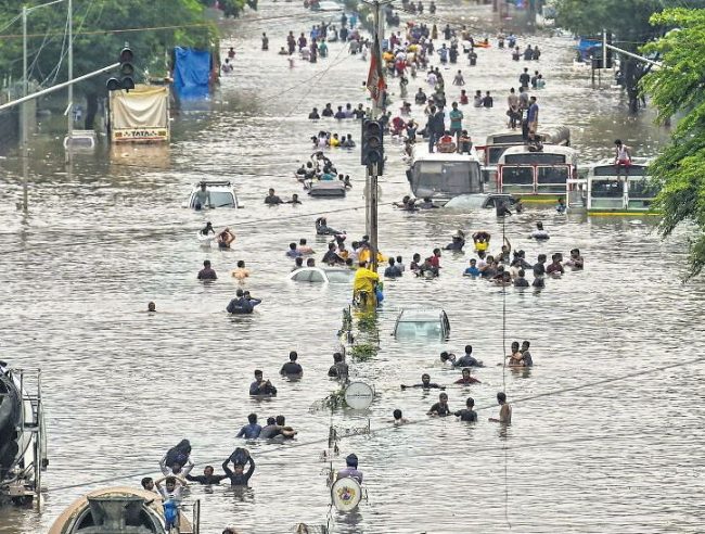 मुम्बईमा भीषण वर्षा, अधिकांश भू–भाग जलमग्न