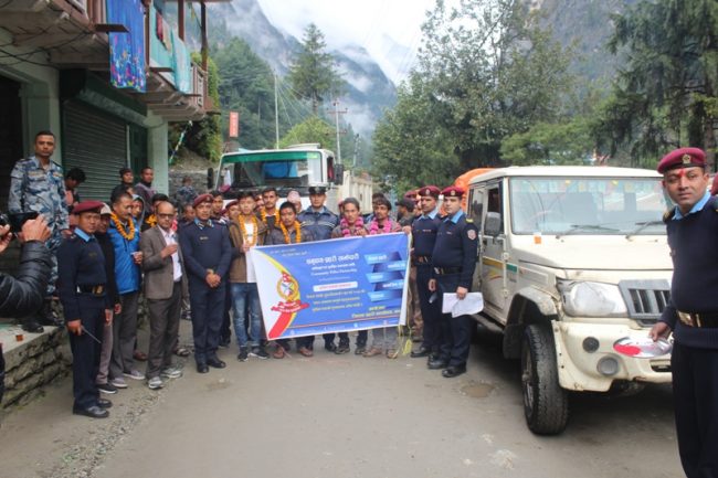 मनाङ प्रहरीद्वारा चालकहरु सम्मानित