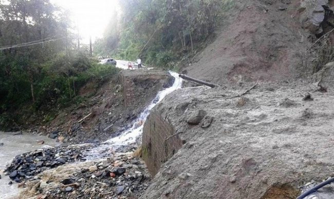 अविरल वर्षाका कारण पासाङल्हामु सडक अवरुद्ध