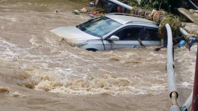 दोलखामा सुन्द्रावती खोलाले कार बगाउँदा एकको मृत्यु, दुई घाइते