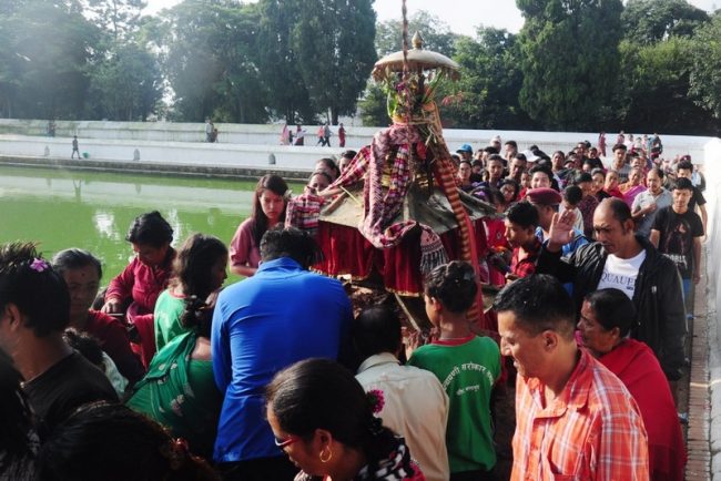 इन्द्रदहमा भव्य मेला, बिहानैदेखि दर्शनार्थीको घुइँचो