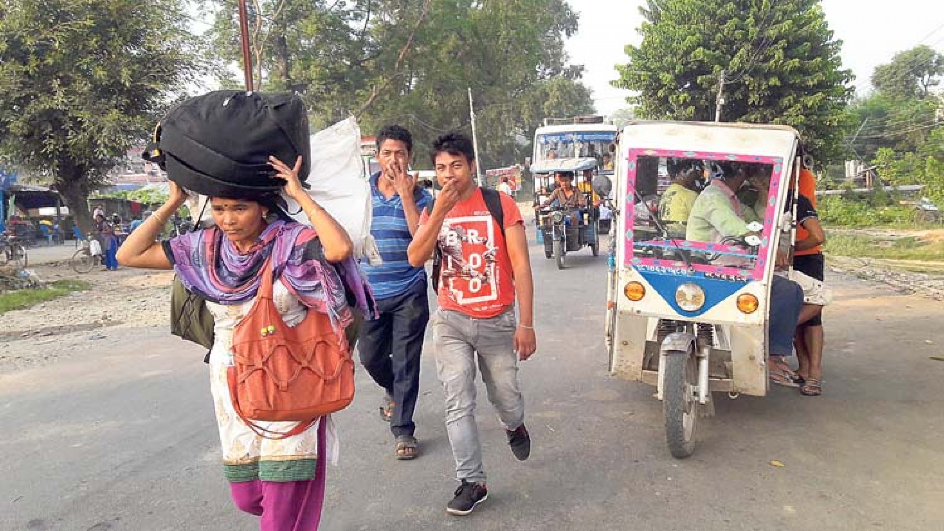 दशैँ मनाउन गड्डाचौकी नाकाबाट मात्रै दैनिक २ हजार नेपाली घर फर्किंदै