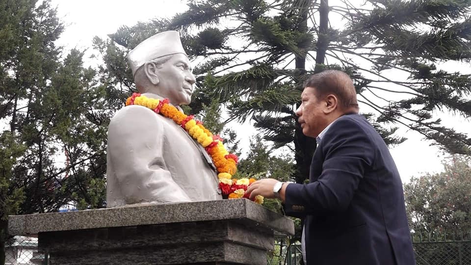 स्वर्गीय गणेशमान सिंहको सालिकमा माल्यार्पण