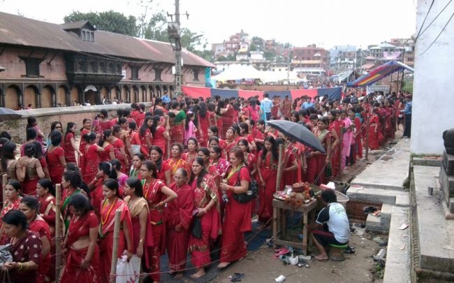 आज हरितालिका तीज, पशुपतिनाथ लगायत देशभरका शिवालयमा घुँइचाे