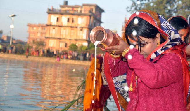 काेराेनाका कारण घरघरबाट साँझ अस्ताउँदो सूर्यलाई पूजा आराधना गरी मनाइँदै छठ पर्व