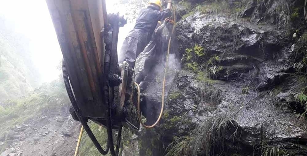 भीर कटान गर्न नसक्दा, मध्यपहाडी लोकमार्ग निर्माणमा समस्या