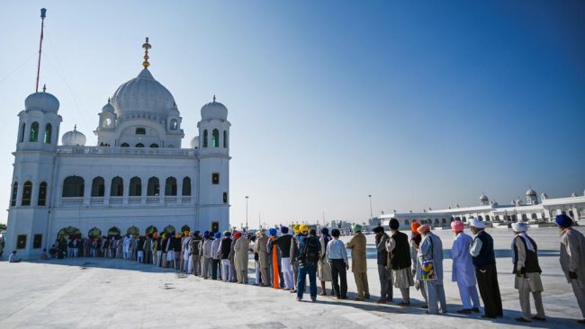 हजारौं शिख तीर्थयात्री पाकिस्तानको धार्मिक यात्रामा