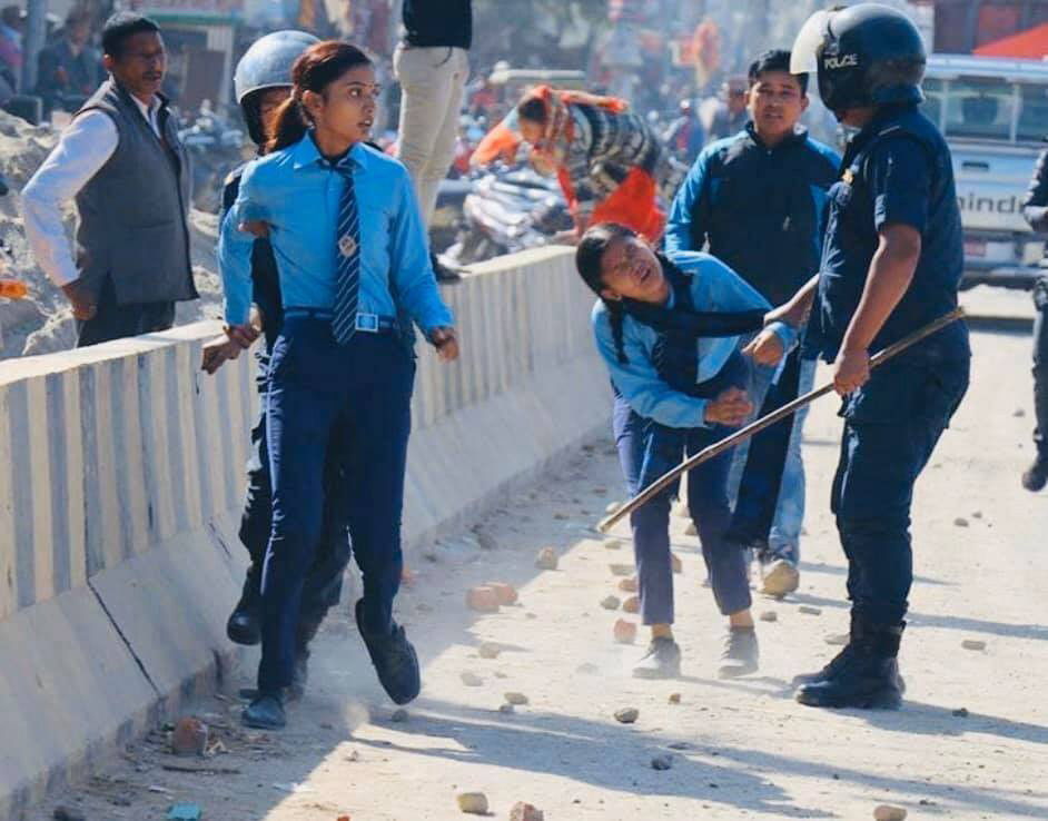 कोहलपुरमा कलिला विद्यार्थीमाथि प्रहरीको निर्घात लाठी चार्ज (फोटोफिचर)