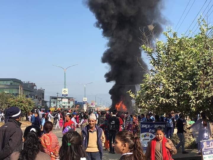 प्रहरीले गोली चलायो, फिल्डका प्रहरी भन्छन्, ‘चारैतिरबाट ढुंगामुडा भएको छ’