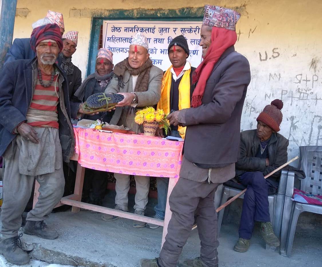 वडा कार्यालयद्वारा बृद्ध/बृद्धलाई जुत्ता सहयोग