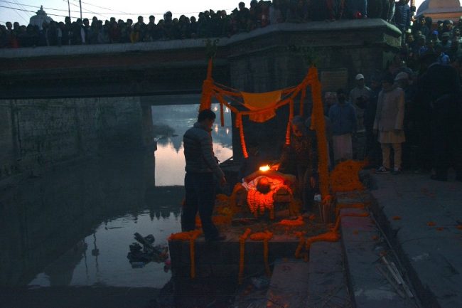 बम विष्फोटमा मारिएका प्रहरी निरीक्षक दाहाललाई बाबुले दिए मुखाग्नी