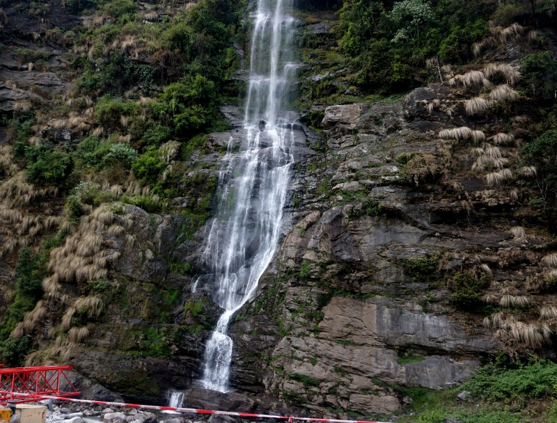 रुवालुङ झरना, झाक्रीवास गुफा … अवलोकन गर्न जाने कि !