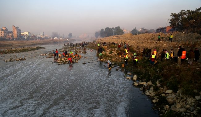 पुसको चिसोमा बिहानै नदी किनारमा सफाइ अभियानकर्मी