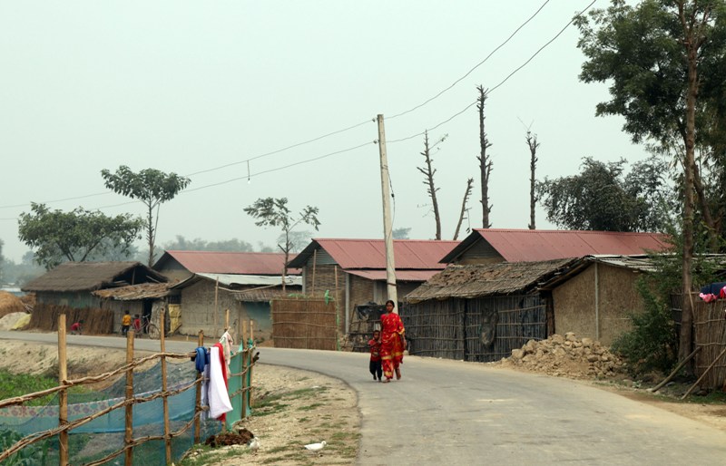 चिटिक्क घरमा बस्न पाएर दङ्ग छन् सन्थाल समुदाय