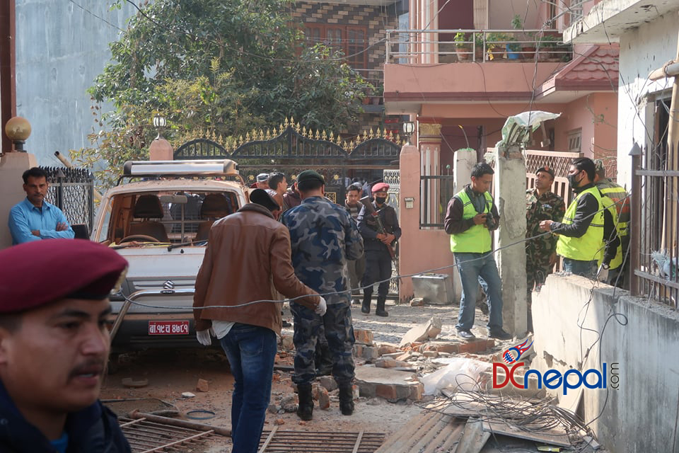 १५ तस्वीरमा हेर्नुहोस् पूर्व संचारमन्त्री गोकुल बाँस्कोटाको घरमा बम बिष्फोटपछिको अवस्था