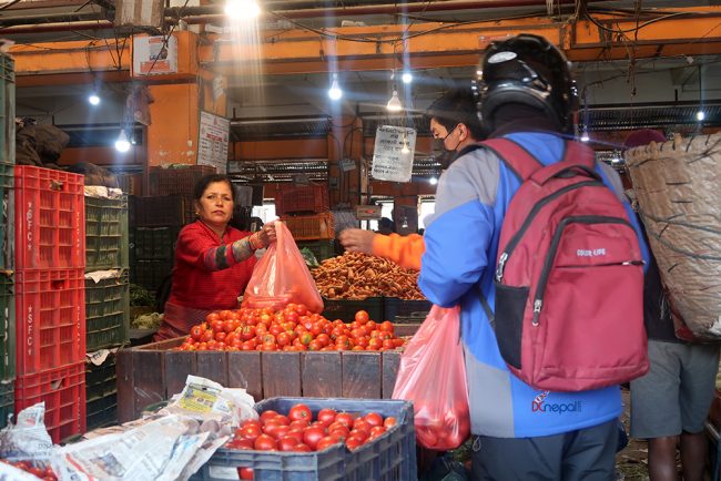 व्यापारीहरु भन्छन् – ‘बजारमा सामानको अभाव हुने सम्भावना कम छ’