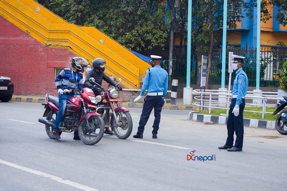 लकडाउन उल्लघङ्न गर्ने दुई हजार ४०० लाई कारवाही