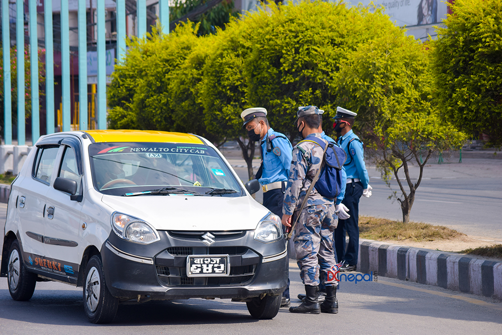 लकडाउन उल्लङ्घन गर्नेलाई धमाधम कारवाही गर्दै प्रहरी