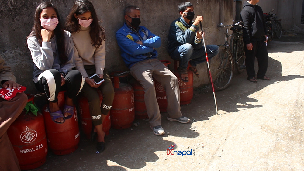 कोरोनाभाइरस आतंकसँगै ग्यास आतंक, अभाव हुने हल्लाले ग्यास डिपोमा लाइन