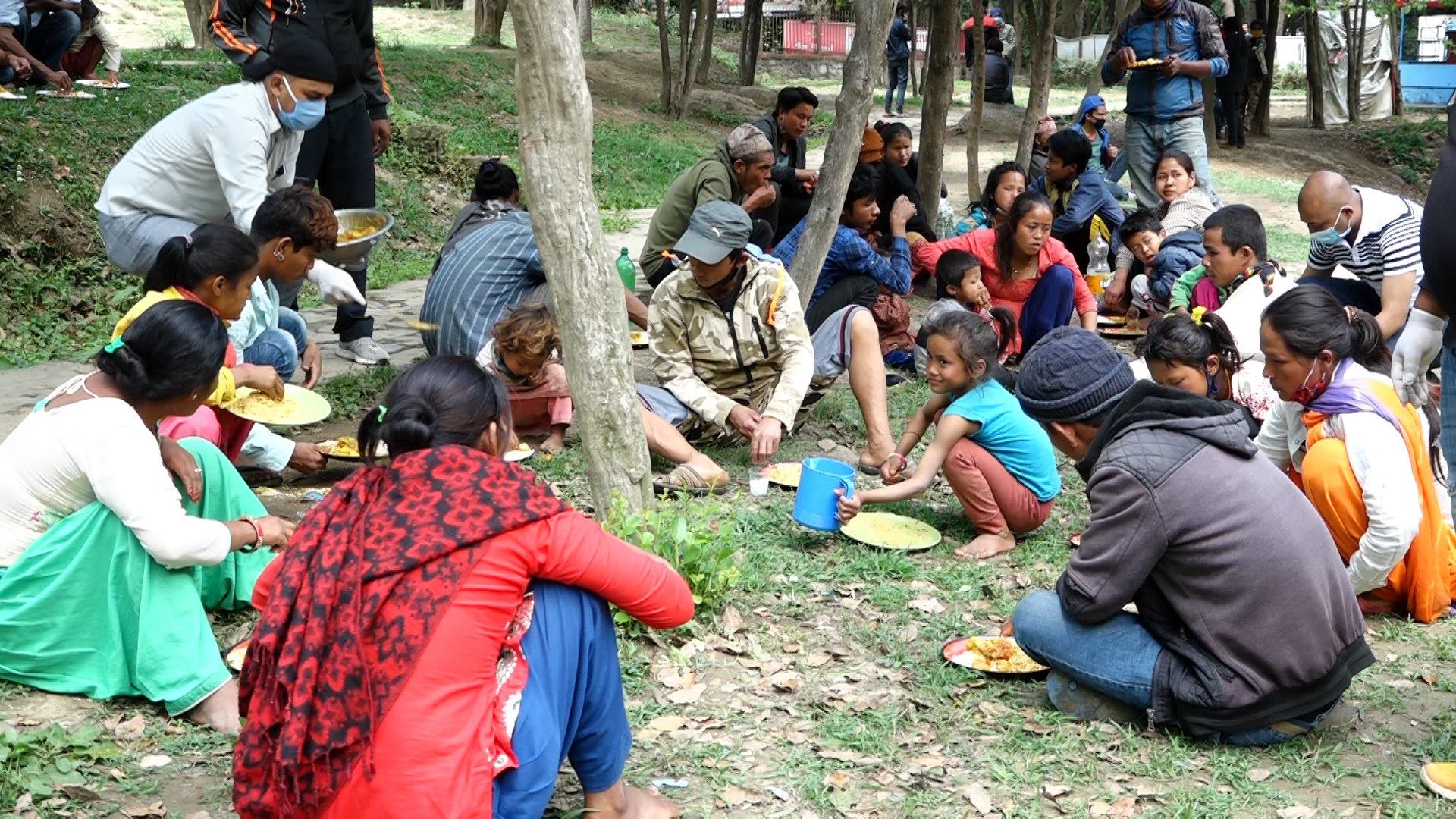 थानकोट हुँदै राजधानी छोड्न लागेका श्रमिक त्रिभुवन पार्क क्याम्पमा