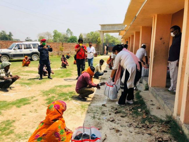 सांसद चौधरीद्वारा महोत्तरीका २ सय ३० विपन्न परिवारलाई खाद्यान्न वितरण