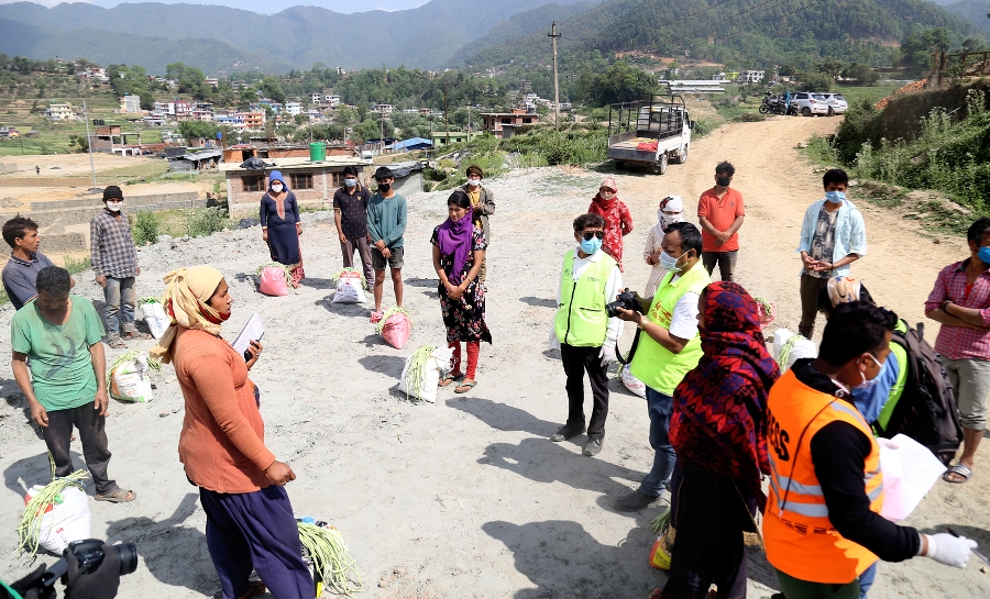 फोटो पत्रकार समुहद्वारा इँटाभट्टाका ६३ मजदुरको परिवारलाई खाध्यान्न वितरण