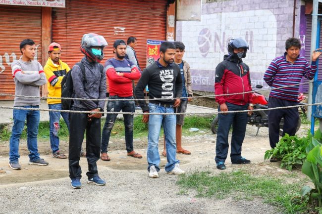 पृथ्वी राजमार्गमा यसरी हुँदै छ लकडाउनको उल्लंघन (फोटो फिचर)