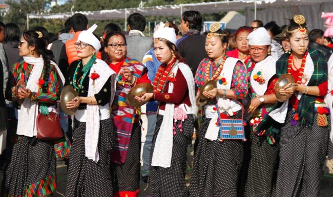 सामाजिक दुरीसहित साकेला र देवाली मनाइँदै