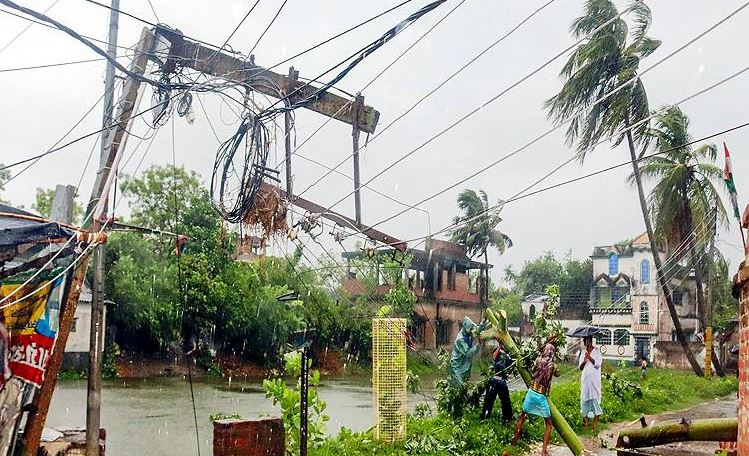 बङ्गालको खाडीबाट आएको समुद्री आँधीका कारण कम्तीमा १५ जनाको मृत्यु