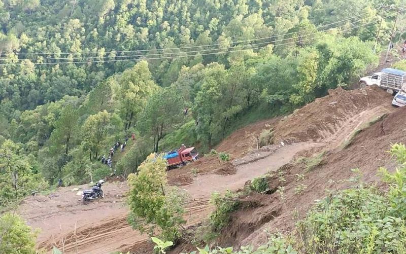 पाल्पामा पहिरामा पुरिएर मृत्यु हुने तीन