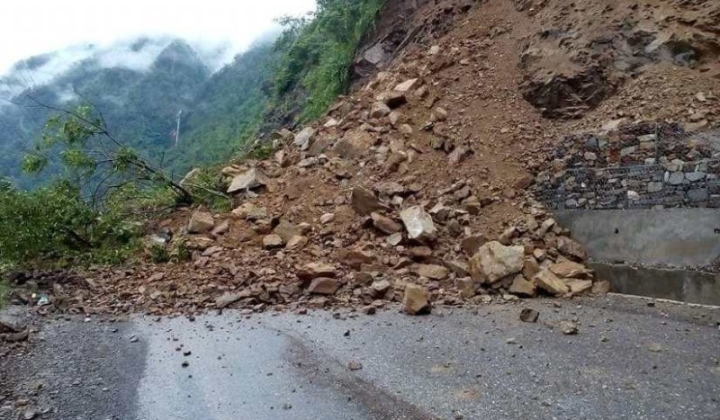 पहिरो खसेर भीमफेदी-कुलेखानी र कान्तिराजपथ अवरुद्ध