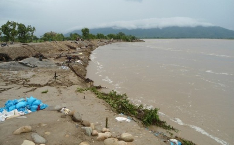 नारायणीको बीच भागमा अड्किएको अवस्थामा युवकको शव फेला