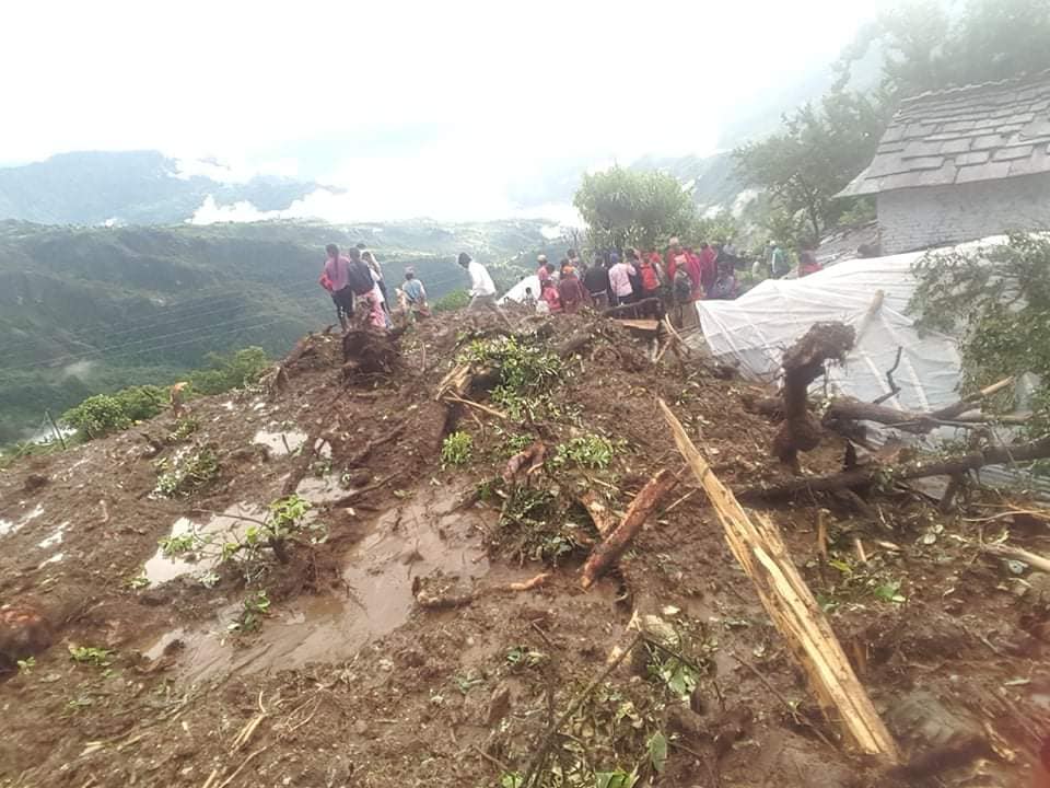 पर्वतकाे पहिरोमा पुरिएका मध्ये ६ जनाको शव फेला, तीनको खोजी जारी