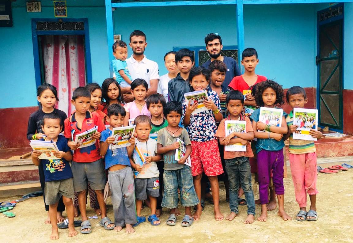 विद्यार्थी नेता बस्यालद्वारा जन्मदिनमा विपन्न वर्गका विद्यार्थीलाई शैक्षिक सामाग्री वितरण