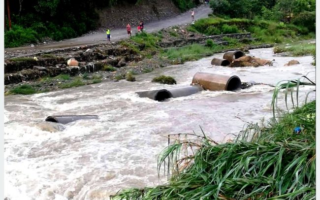 गैँडाकोटमा आएको बाढीले डाइभर्सन बगाउँदा पूर्वपश्चिम राजमार्ग अवरुद्ध