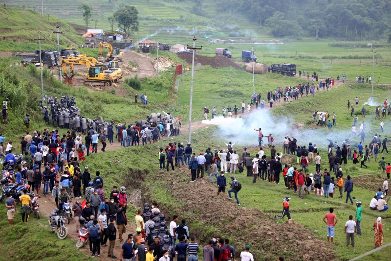 खोकनामा प्रहरी र स्थानीयवासी झडप