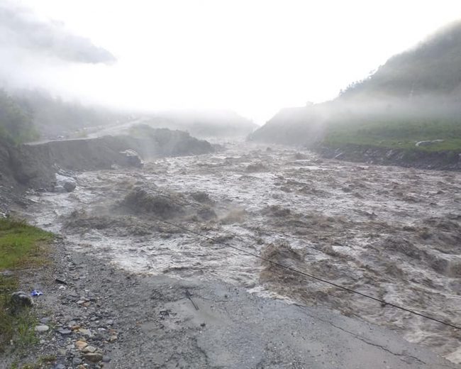 सिन्धुपाल्चोकमा सडक अवरुद्ध, उद्धारमा कठिनाइ