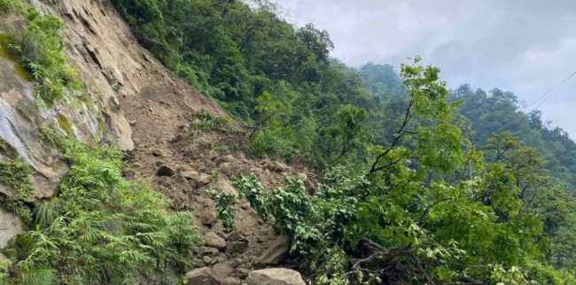 दाउन्नेमा पहिरो खस्यो, पूर्वपश्चिम राजमार्ग अवरुद्ध