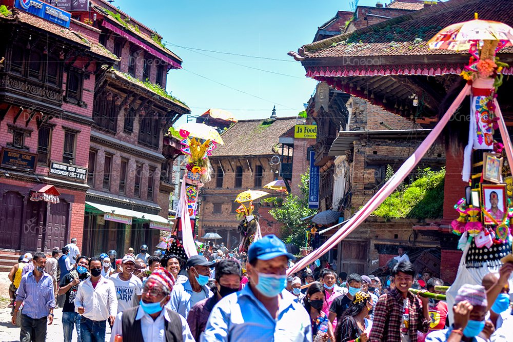 भीडभाडमा मनाइयो भक्तपुरमा गाईजात्रा