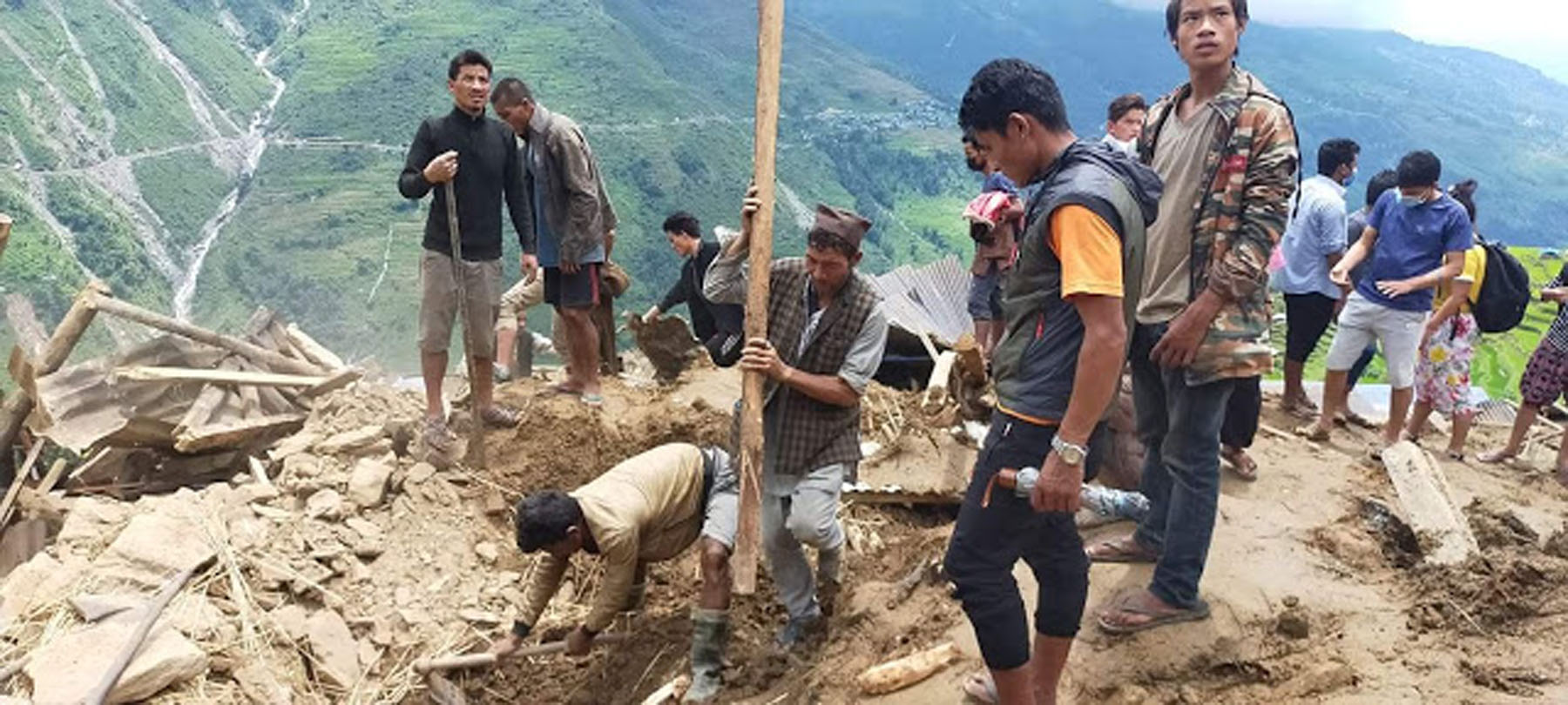 राहत लिएर गृहमन्त्री थापा पहिरो प्रभावित क्षेत्रमा