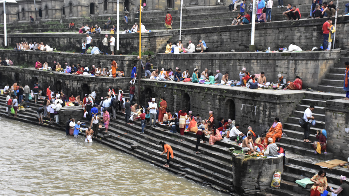 आजबाट सोह्र श्राद्ध सुरुः दिवंगत पितृका नाममा तर्पण, सिदादान र पिण्डदान गरिँदै