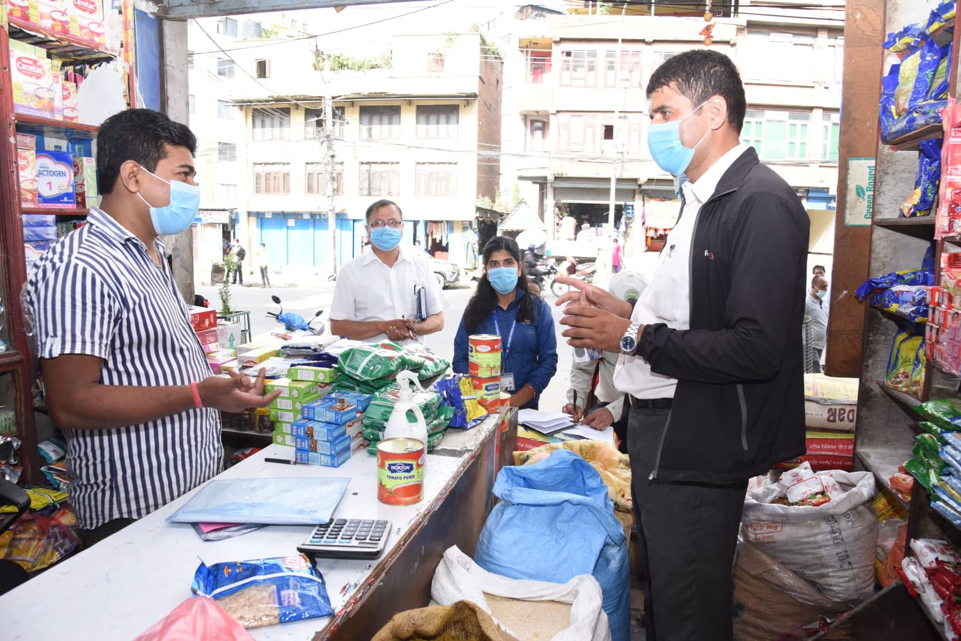 यसरी म्याद नाघेका खाद्यवस्तु बेच्छन् व्यापारी